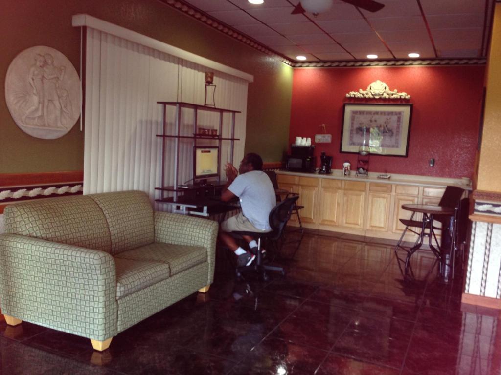 Motel Americas Value *